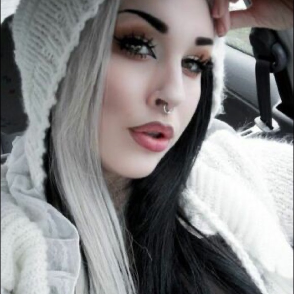 - 24” BLACK & WHITE STRAIGHT SPLIT DYE LACEFRONT WIG